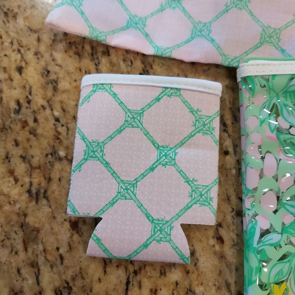 Lilly Pulitzer Water Resistant Vinyl Beach Day Pouch, Zipper Bag/Clips/Hugger